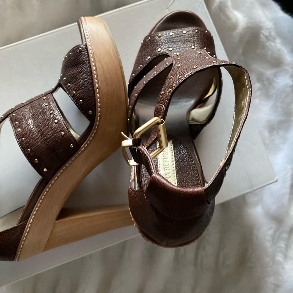 Brand new in box Banana Republic leather heels wooden heel size 8